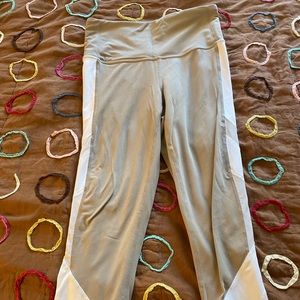 Athleta powervita Exhale Capri Quail/white xs